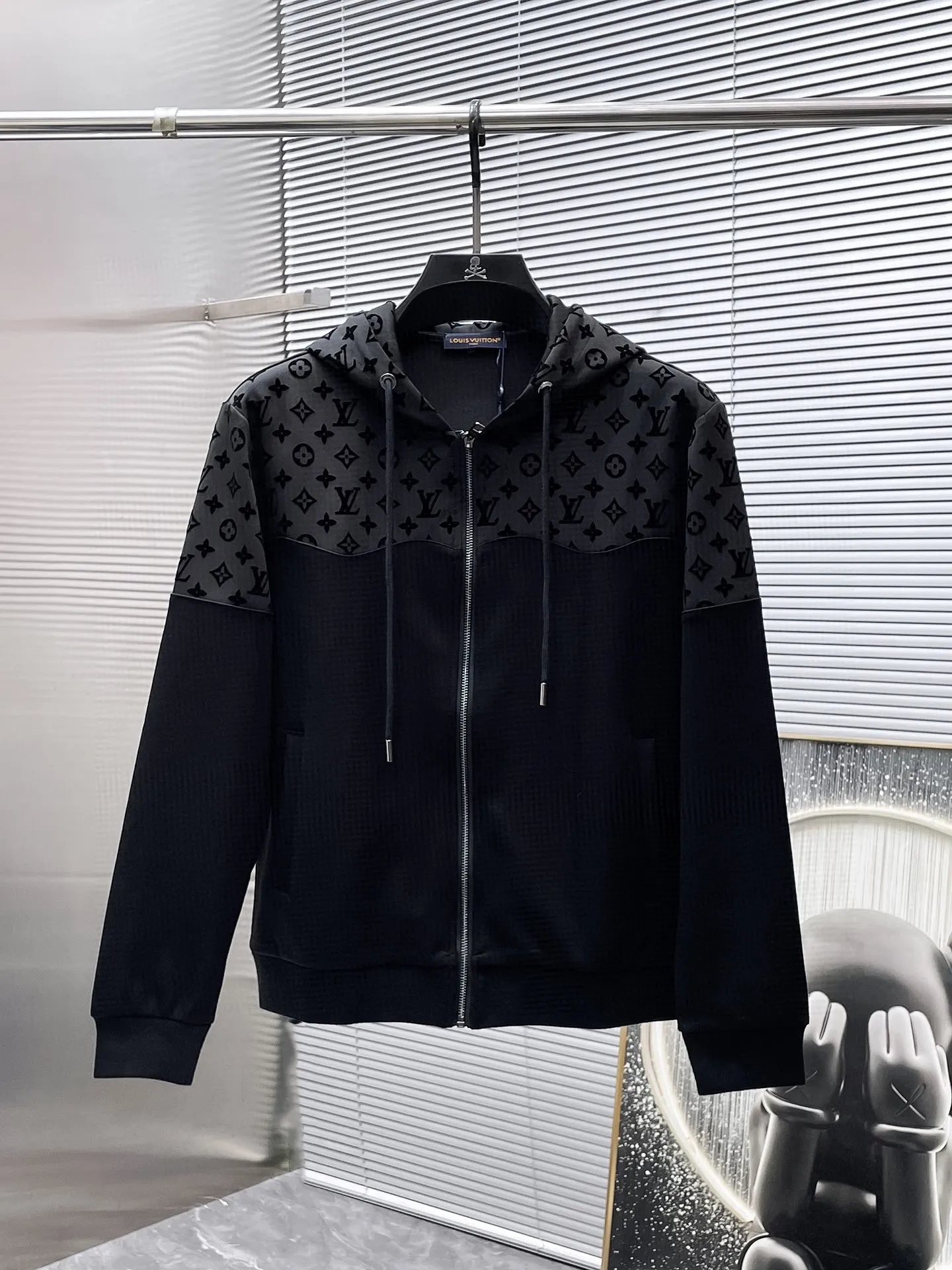 🅿️720 LV hot-selling suit is coming. Focus on the original version of the official website. 2025 new hot-selling cardigan suit. The original order is the best. 🇭🇰The meticulous work of top designers. It has a fitting and perfect upper body effect. All-natural high-quality Tencel Roman cotton 100%, close-fitting comfort, noble and elegant! Original hardware embodies elegance and nobility! Counter size: M-3XL (maximum wear up to 190 pounds)